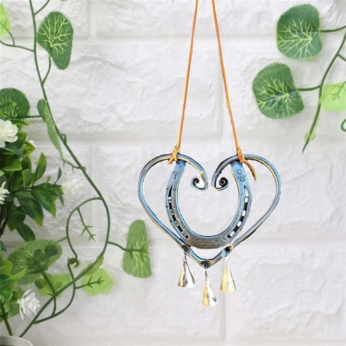 Handgefertigtes Happy Love Windspiel mit Stahlnieten